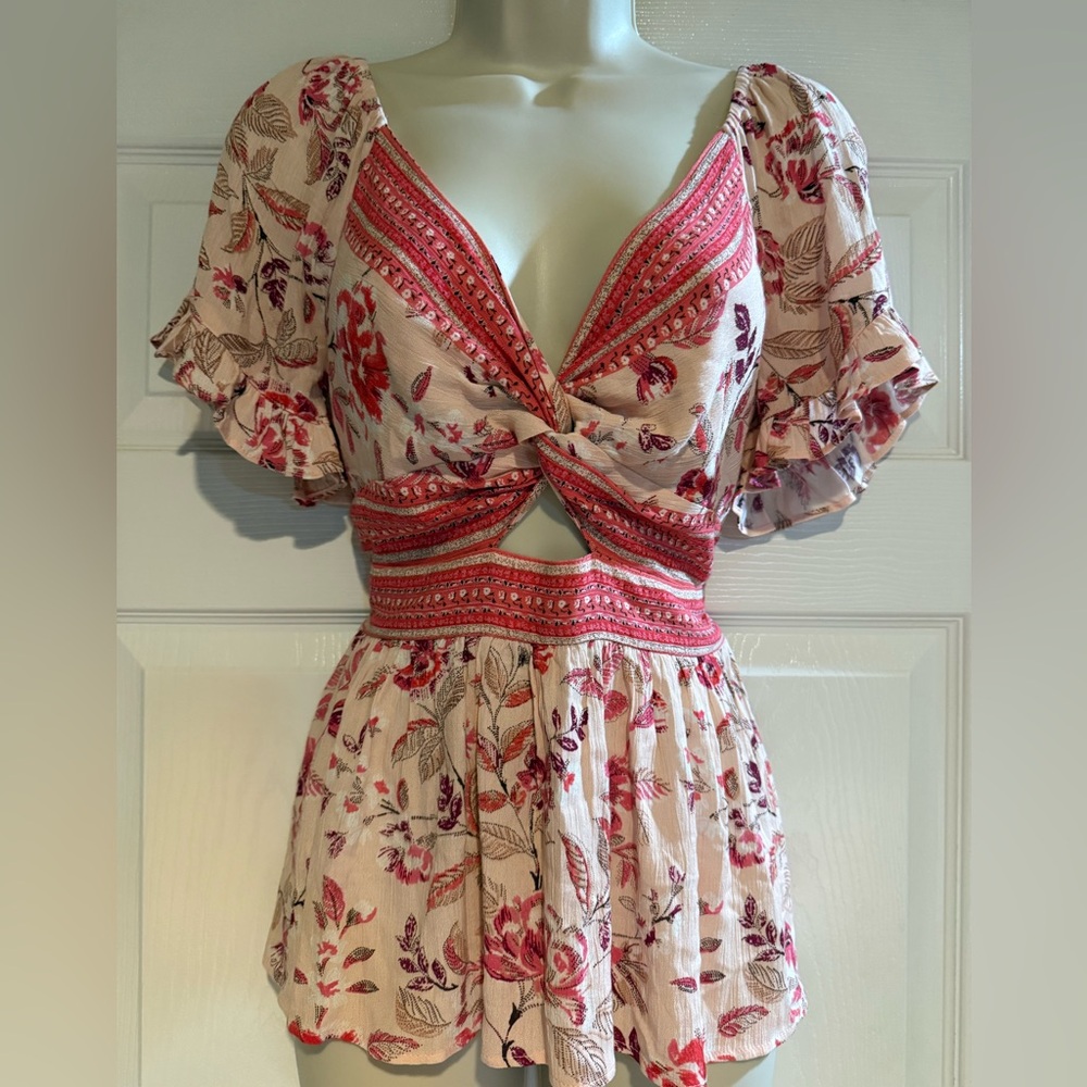 Francesca's Collections Cream and Coral Floral Twist-Front Peplum Top